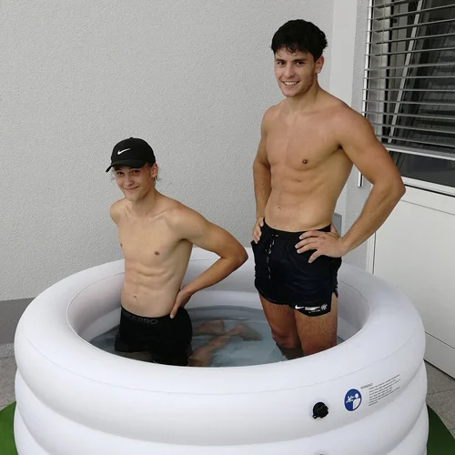 CET ColdSpa gonflable avec athlètes