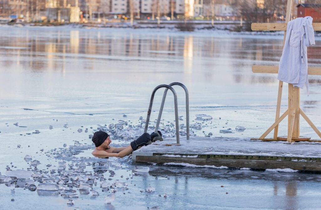 Comment l'immersion dans l'eau froide améliore la concentration, l'humeur et la résilience